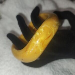 Vintage Marbled Yellow Resin Bangle Bracelet Butterscotch Style Chunky 7.4 In